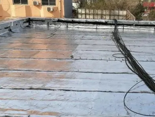 梁山卫生间漏水维修公司分享下梁山屋面楼顶防水刚性防水层施工要点。